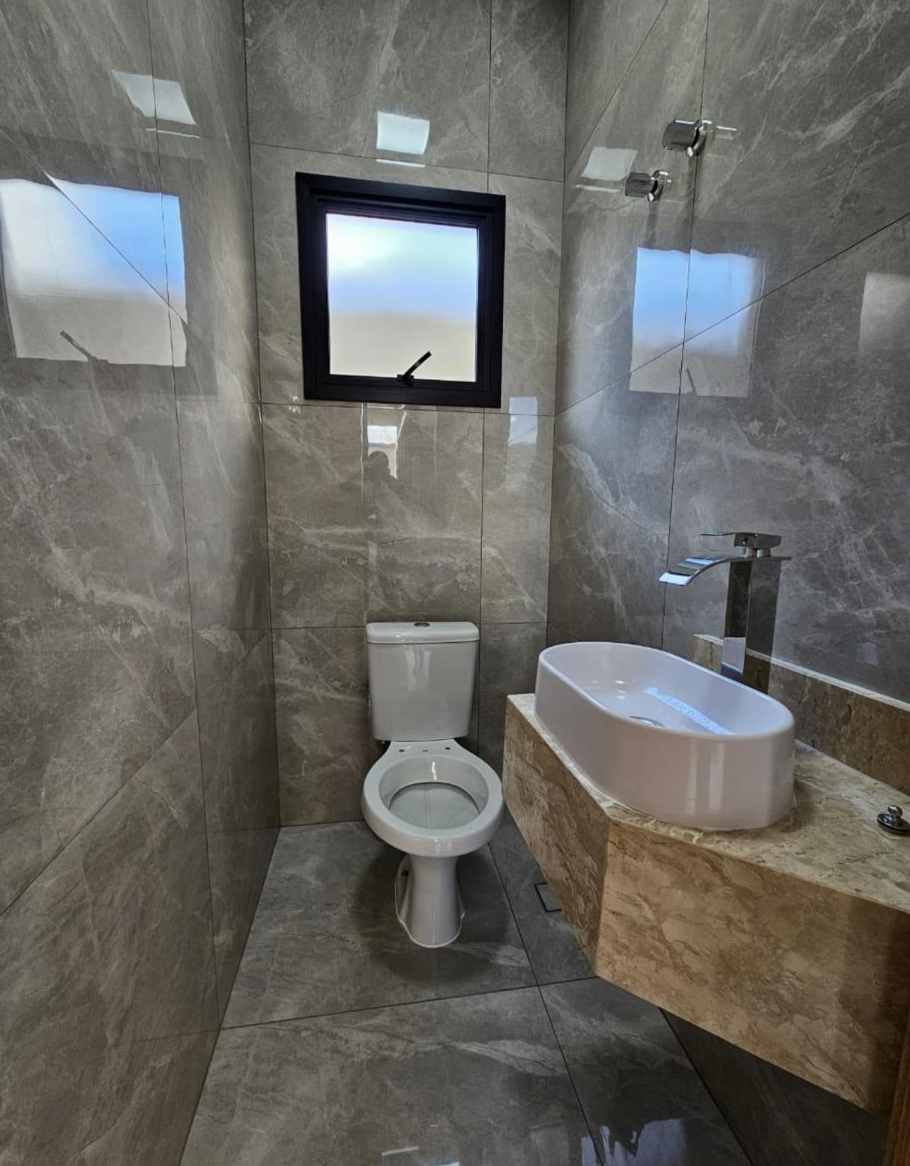Lavabo com cuba de apoio e bancada em pedra